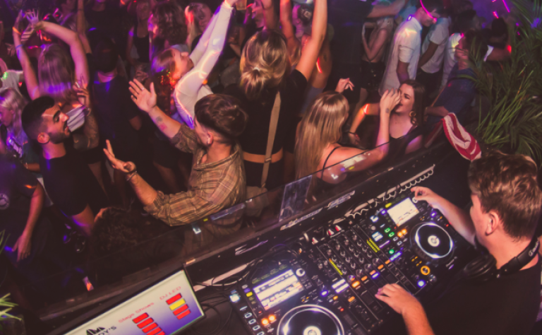 woodys surf shack dj hens v3